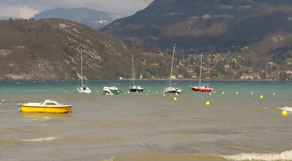 Widok na Jezioro Annecy z łodzi — Zdjęcie stockowe