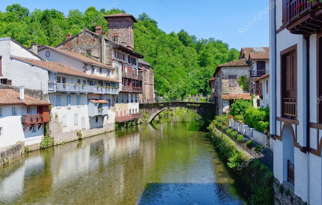 vista sobre el pueblo Saint Jean Pied De Port en el Pirineo francés 2024