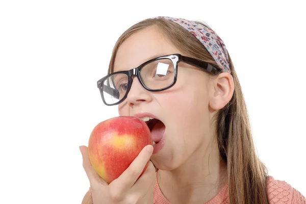 Barn Tjej äter ett äpple — Stockfoto