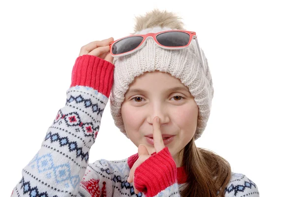 Porträt eines jungen Mädchens mit Wintermütze — Stockfoto