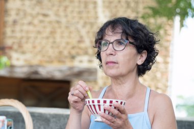 Orta yaşlı kadın bir çikolata içme 