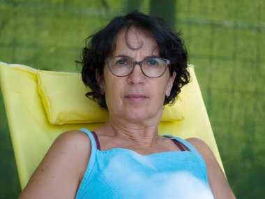 Orta yaşlı bir kadın portresi, dış