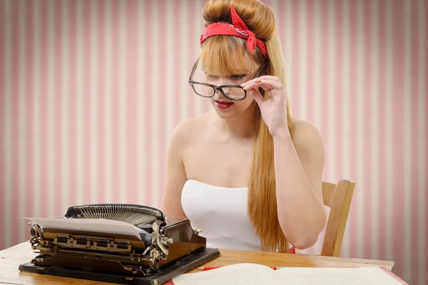 Pinup-Mädchen mit alter Schreibmaschine — Stockfoto