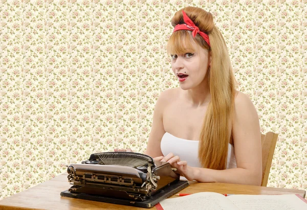 Pinup menina com máquina de escrever velha — Fotografia de Stock