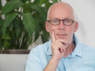 Gözlüklü orta yaşlı bir adam portresi