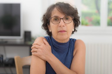 Orta yaşlı bir kadın ile gözlük 