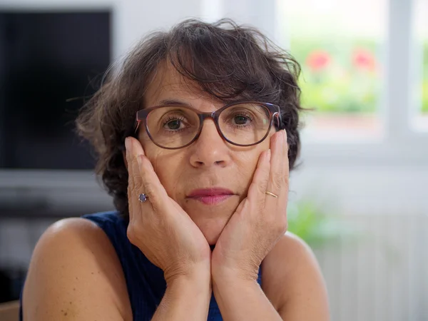 Kobieta w średnim wieku w okularach — Zdjęcie stockowe