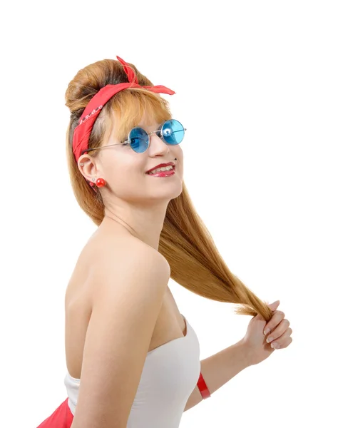 Jolie fille dans le style rétro avec des lunettes de soleil bleues sur blanc — Photo