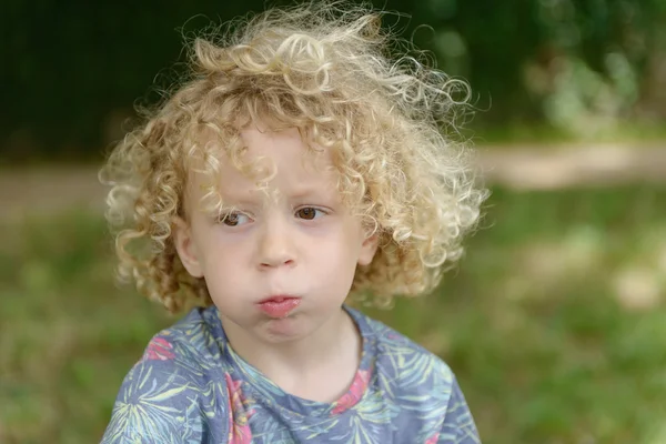 Portret van een kleine jongen met blond haar — Stockfoto