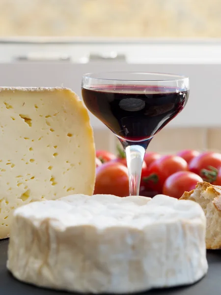 Τυρί καμαμπέρ με ένα ποτήρι κρασί — Φωτογραφία Αρχείου