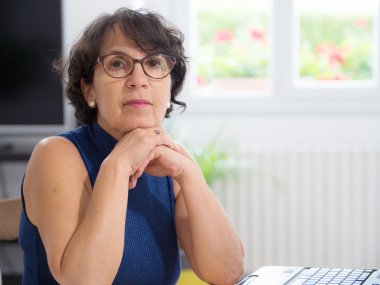 Gözlüklü olgun bir kadın portresi