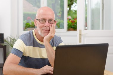  bir dizüstü bilgisayar ile orta yaşlı adam