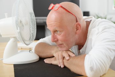 Olgun adam bir yelpaze ile yenilendi