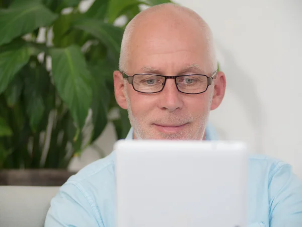 一个成熟的男人的平板电脑的肖像 — 图库照片