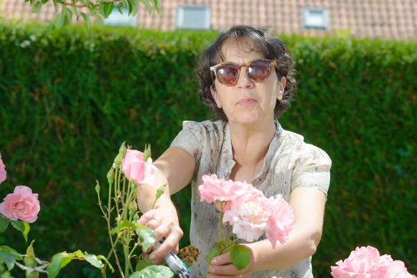 庭でサングラスをかけた中年女性 — ストック写真