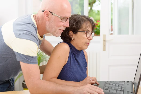 Mature couple with a laptop — Stock Photo, Image