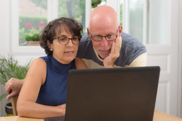 Couple of senior buy with internet — Stock Photo, Image