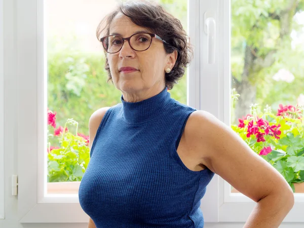 Retrato de una hermosa mujer madura con gafas — Foto de Stock