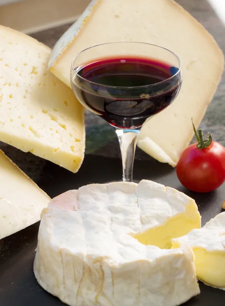 Ser Camembert z kieliszek wina — Zdjęcie stockowe