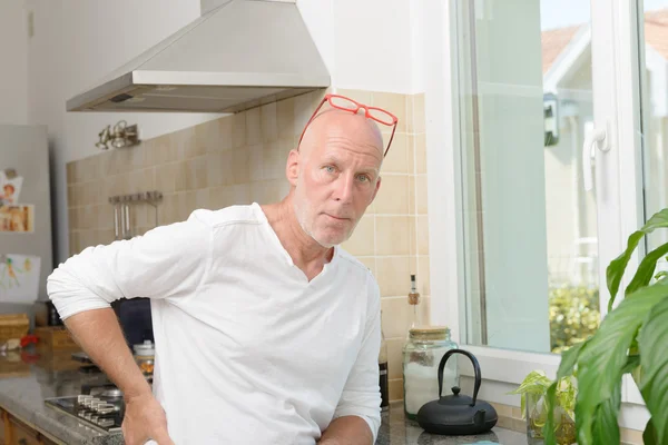 Mature man in the kitchen — Stock Photo, Image