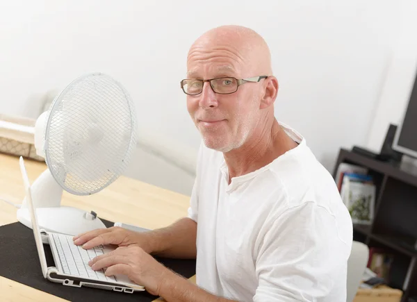 Mature homme avec un ordinateur portable dans la maison — Photo