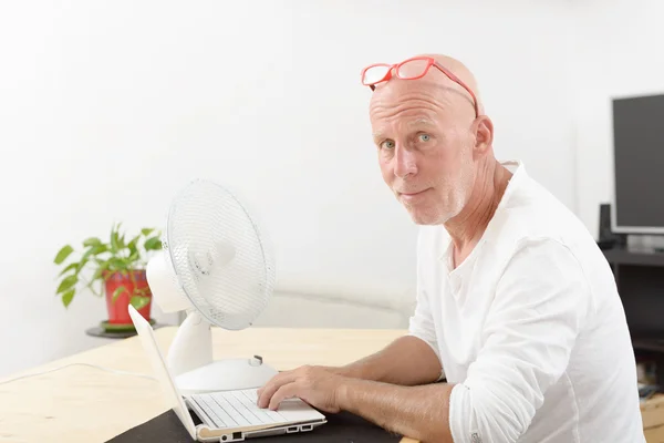 家でノート パソコンと中高年の男性 — ストック写真