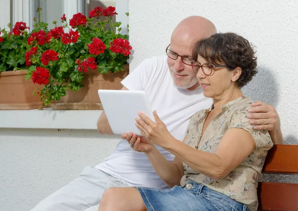 Senior couple with a tablet, outdoor — Stock Photo, Image