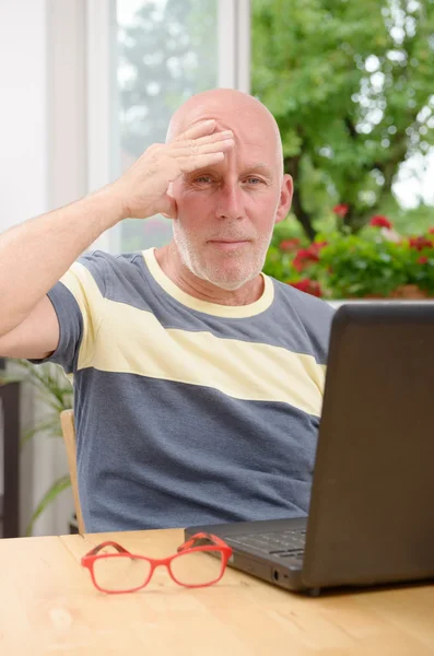 Mature man with headache — Stock Photo, Image