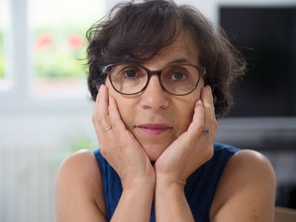 Retrato de una mujer madura con gafas — Foto de Stock