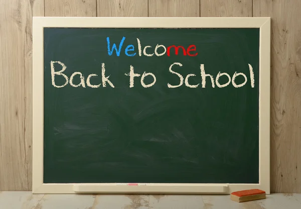 Voltar para a escola escrito em quadro-negro verde — Fotografia de Stock
