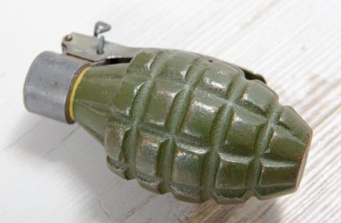 El bombası yeşil renkte