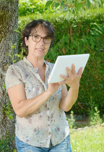 Portrait of a mature woman with a tablet, outdoor — Stock Photo, Image
