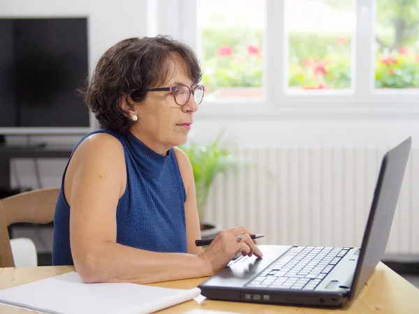 Érett nő vele laptop, a házban — Stock Fotó
