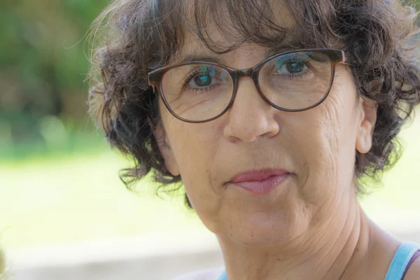 Retrato de una mujer madura con gafas — Foto de Stock