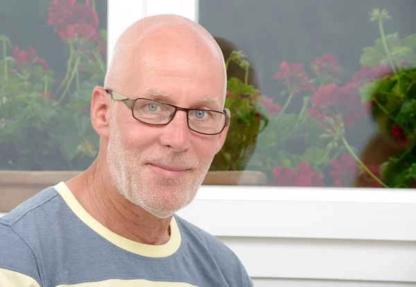 Portré egy felnőtt férfi szemüveggel — Stock Fotó