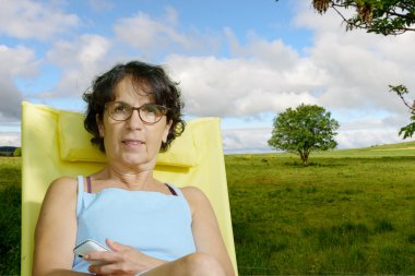 Orta yaşlı bir kadın, dış