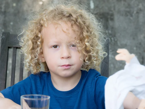 Porträtt av en liten pojke med blont lockigt hår — Stockfoto