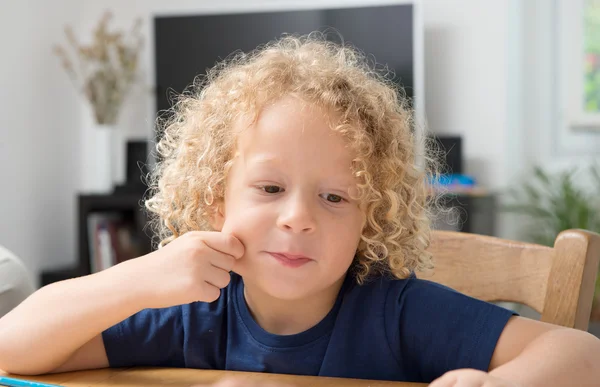 Porträtt av en liten pojke med blont lockigt hår — Stockfoto