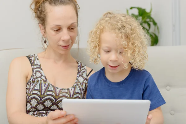 Malý Plavovlasý chlapec a jeho matka s digitálním tabletu — Stock fotografie