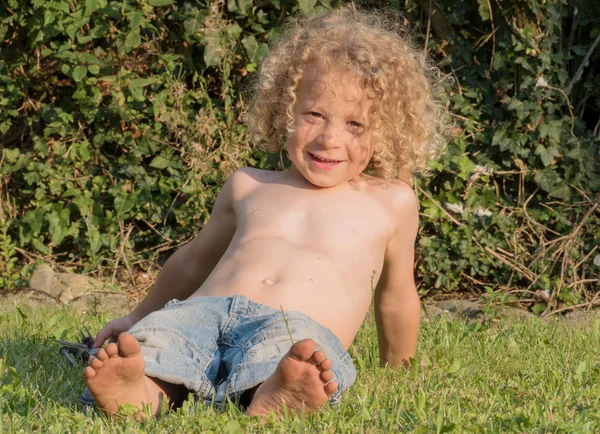 Petit garçon torse nu jouant dans le jardin — Photo