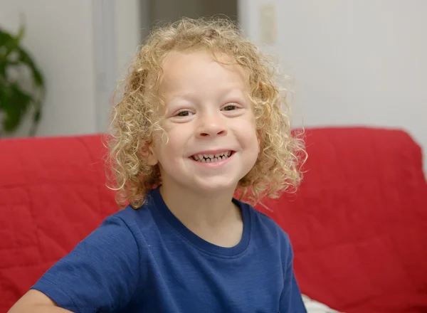 Porträtt av en liten pojke med blont lockigt hår — Stockfoto