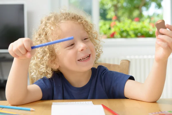 Kleiner blonder Junge zeichnet in seinem Haus — Stockfoto