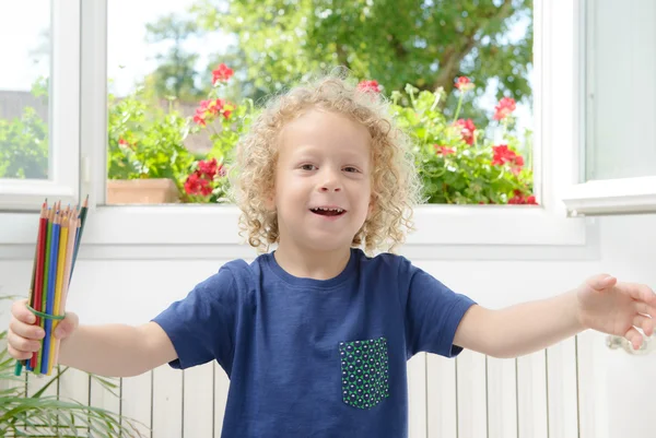 Rubio chico es feliz de ir a la escuela — Foto de Stock