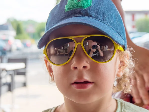 Маленький хлопчик з капелюхом і сонцезахисними окулярами — стокове фото