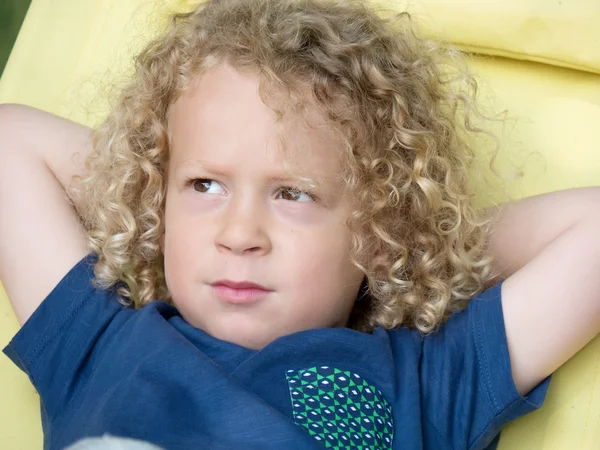 Menino com cabelo louro encaracolado, fora — Fotografia de Stock