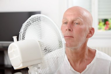 Olgun adam bir yelpaze ile yenilendi