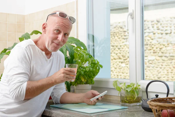 Homme d'âge moyen buvant un verre de jus — Photo