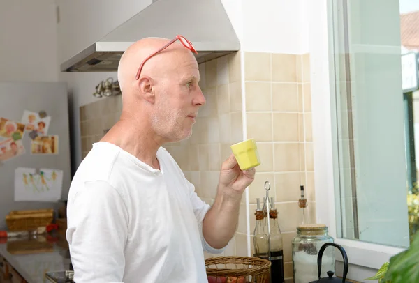 Middle-aged man drinking a cup of coffee — Stock Photo, Image