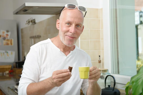 Mann mittleren Alters trinkt eine Tasse Kaffee — Stockfoto