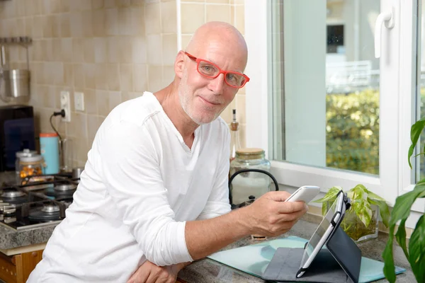 Hombre de mediana edad con un teléfono móvil —  Fotos de Stock